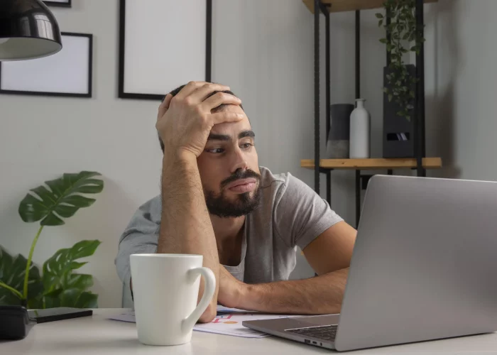 homem-se-sentindo-entediado-enquanto-trabalha-em-casa