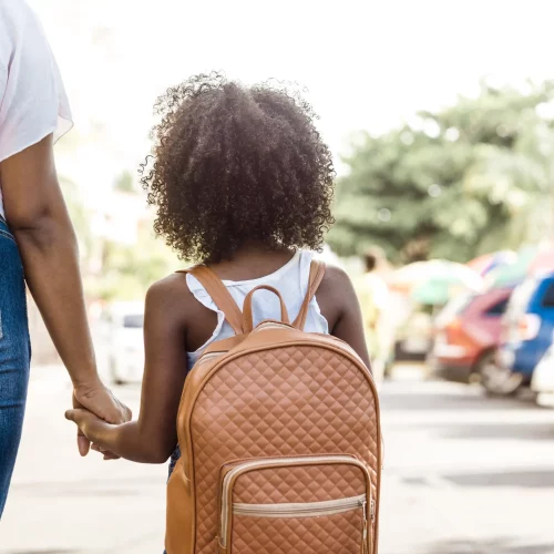 menina-com-mochila-segura-a-mao-de-uma-pessoa-de-volta-ao-conceito-de-escola.opti_-scaled