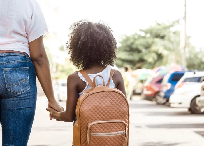 menina-com-mochila-segura-a-mao-de-uma-pessoa-de-volta-ao-conceito-de-escola.opti_-scaled