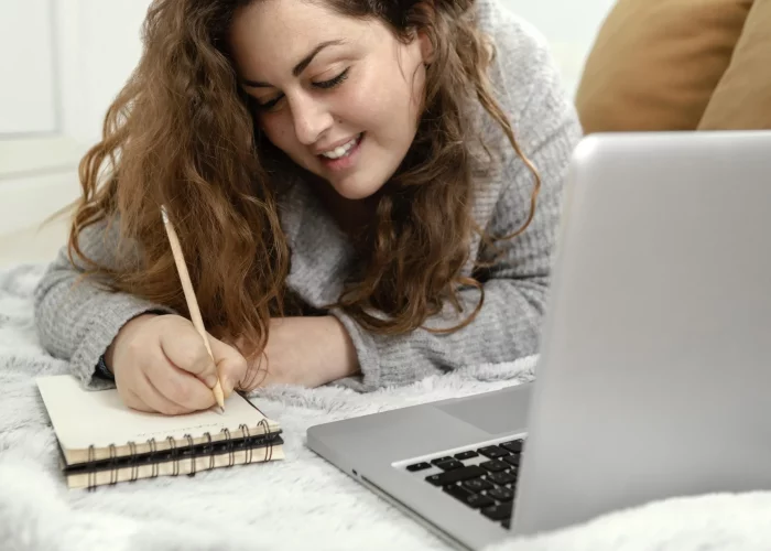 mulher-em-casa-usando-laptop.opti
