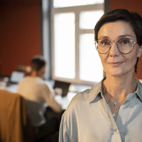 mulher-sorridente-de-tiro-medio-no-trabalho.opti