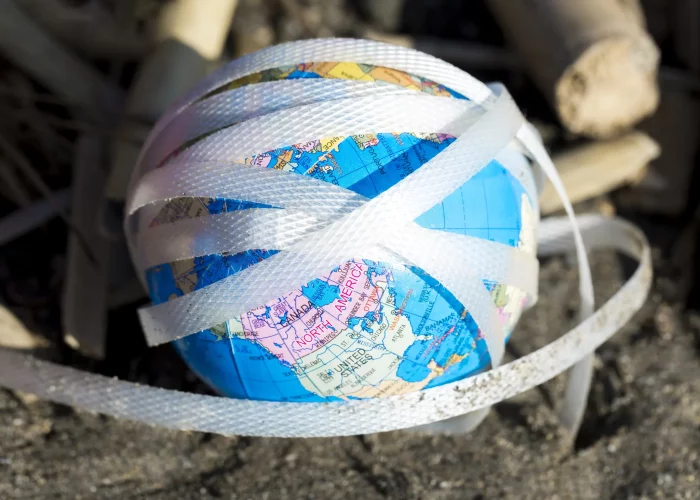 plastico-e-papel-de-alto-angulo-a-beira-mar.opti