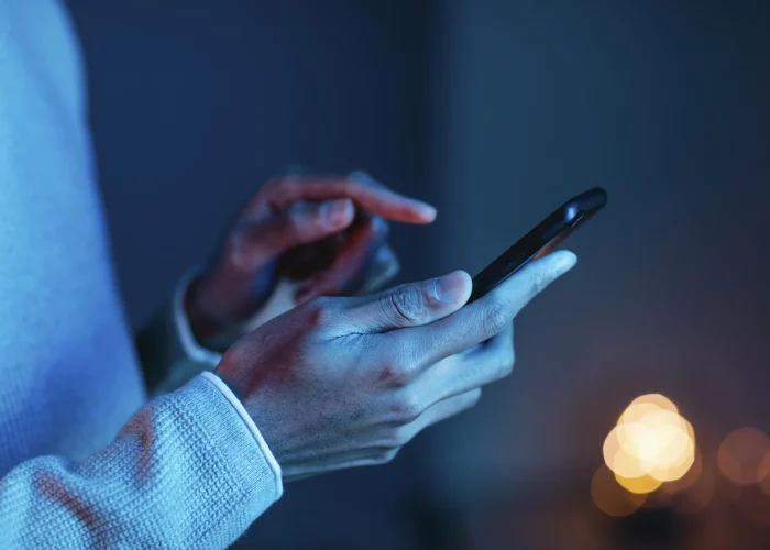 side-view-man-using-smartphone.opti